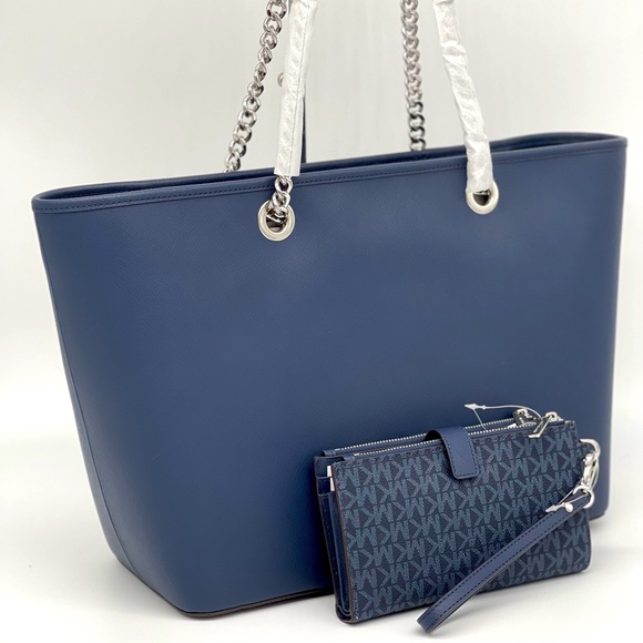 Michael Kors LG Shania Tote & Double Zip W… - Picture 4 of 16